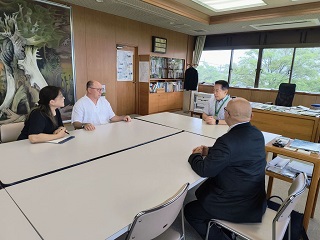 市長と歓談するアルシンドさん