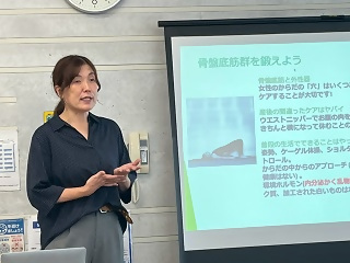 スクリーンを使った講座の様子