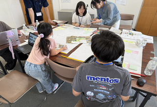 グループでテーマを考えている様子