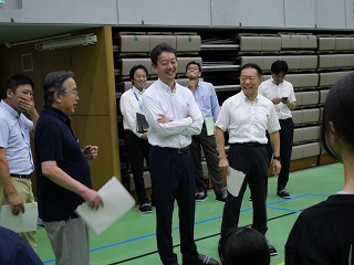 視察の様子（談笑）
