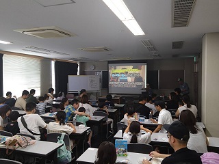 ミニソーラーカーの仕組みを説明している様子