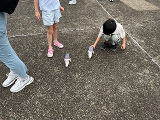 完成したミニソーラーカーを走らせている様子