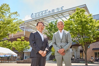 おおたかの森S・Cの前で記念撮影