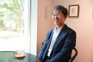 インタビューを受ける西房さん