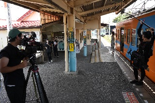 俳優の市川由衣さんが流山本町を散策