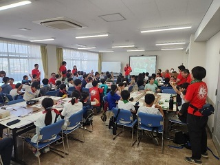 チャレンジキャンプの事後報告会の様子