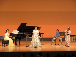 出演者全員で演奏している様子
