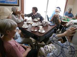 女性が会話を楽しんでいる写真
