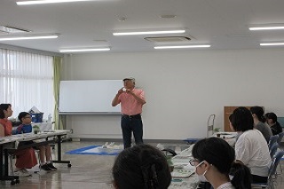 講師が作り方を説明する様子