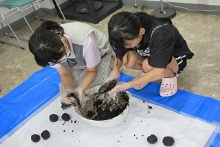 土をこねる様子