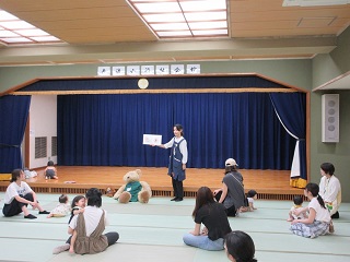 絵本の読み聞かせの様子