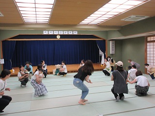 わらべうた「さるのこしかけ」の様子