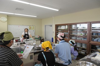 講師から調理手順の説明を受ける様子