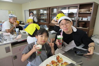 ピザとキラキラゼリーポンチが完成し試食する様子