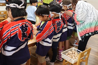　令和7年9月10日(水曜日)、流山市立中野久木保育所で、秋祭りを行いました。お店は、ゲーム屋さん・たべもの屋さん・おめん屋さんです。それぞれのお店屋さんには、係の子ども達が準備をして品物を並べていきました。