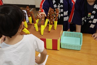 たべもの屋さんの店に並べる「チョコバナナ」「たこやき」は5歳児（ゆり組）が作りました。
