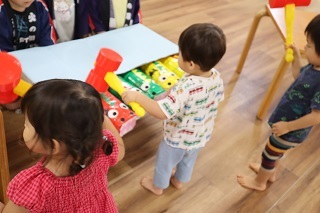 ゲーム屋さんでは、次々に顔を出すワニを、ピコピコハンマーで当てるゲームを楽しみました。