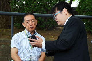 利用方法の説明を受ける井崎市長