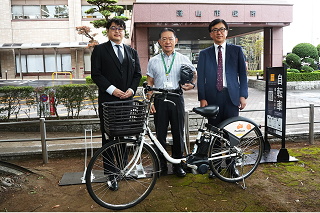 シェアサイクル事業開始記念撮影の様子