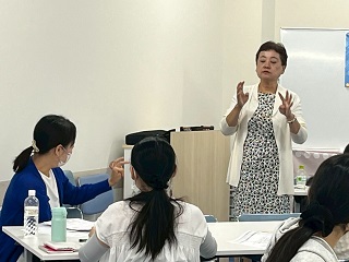 受講者に語り掛ける様子