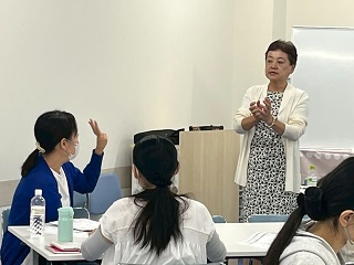受講者が挙手する様子