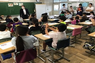 早川先生の道徳の授業に参加するこどもたち
