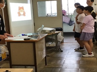 アバターの話を聞く児童