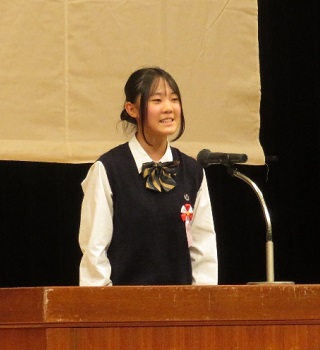 発表をする井手平瑠華さん