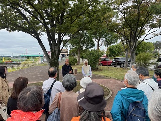 講師の説明を聞いている様子