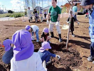 令和7年度まちなか森づくりプロジェクト「トラックの森づくり」植樹祭の様子