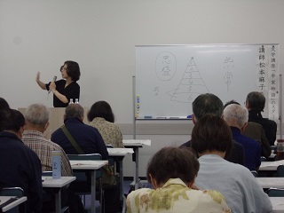 身振り手振りで解説する講師の松本先生