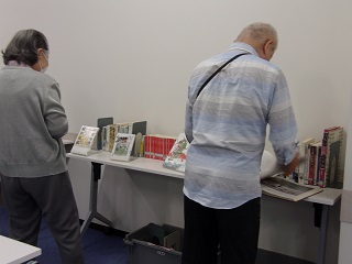 展示している図書館資料を手に取る参加者