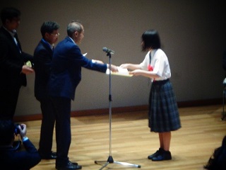 表彰式で賞状を授与される松尾さん