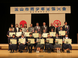 出場者と審査員による集合写真