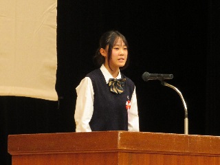 発表する井手平瑠華さん