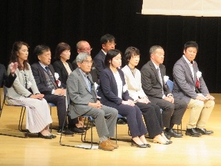 登壇する審査員