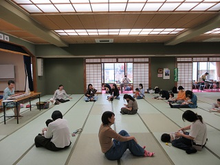 親子でくつろいでいる様子