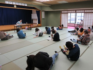 歌詞に合わせて体を動かす様子