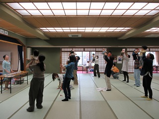 曲に合わせて体を動かす様子