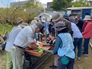 竹ランタン作りの様子