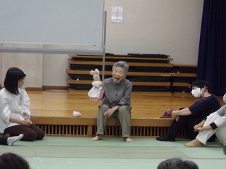 中央図書館主催「わらべうた講習会」の様子