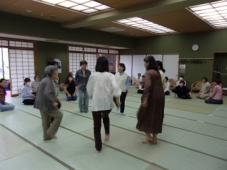 わらべうたを行う参加者