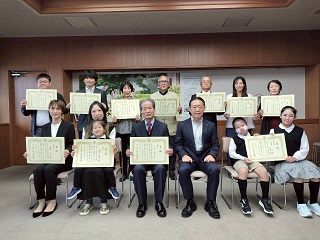 市長と受賞者の集合写真