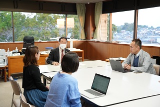 アドバイザーが市長へ報告している様子