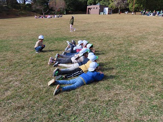 芝生で遊びました。