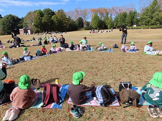 お弁当をみんなで一緒に食べているところ。
