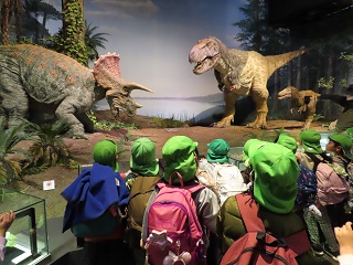 本物そっくりな恐竜にビックリしました。