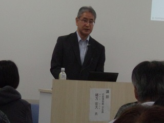 歴史講座の講師の緒方宏大さん