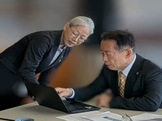 行政サービス案内を体験する市長