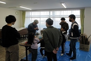 親子で説明を聞く様子